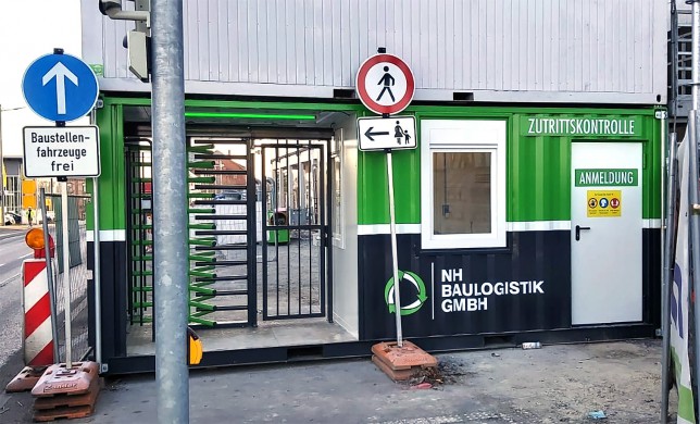 Eingangskontrolle mit besetzbarer Pförtnerloge